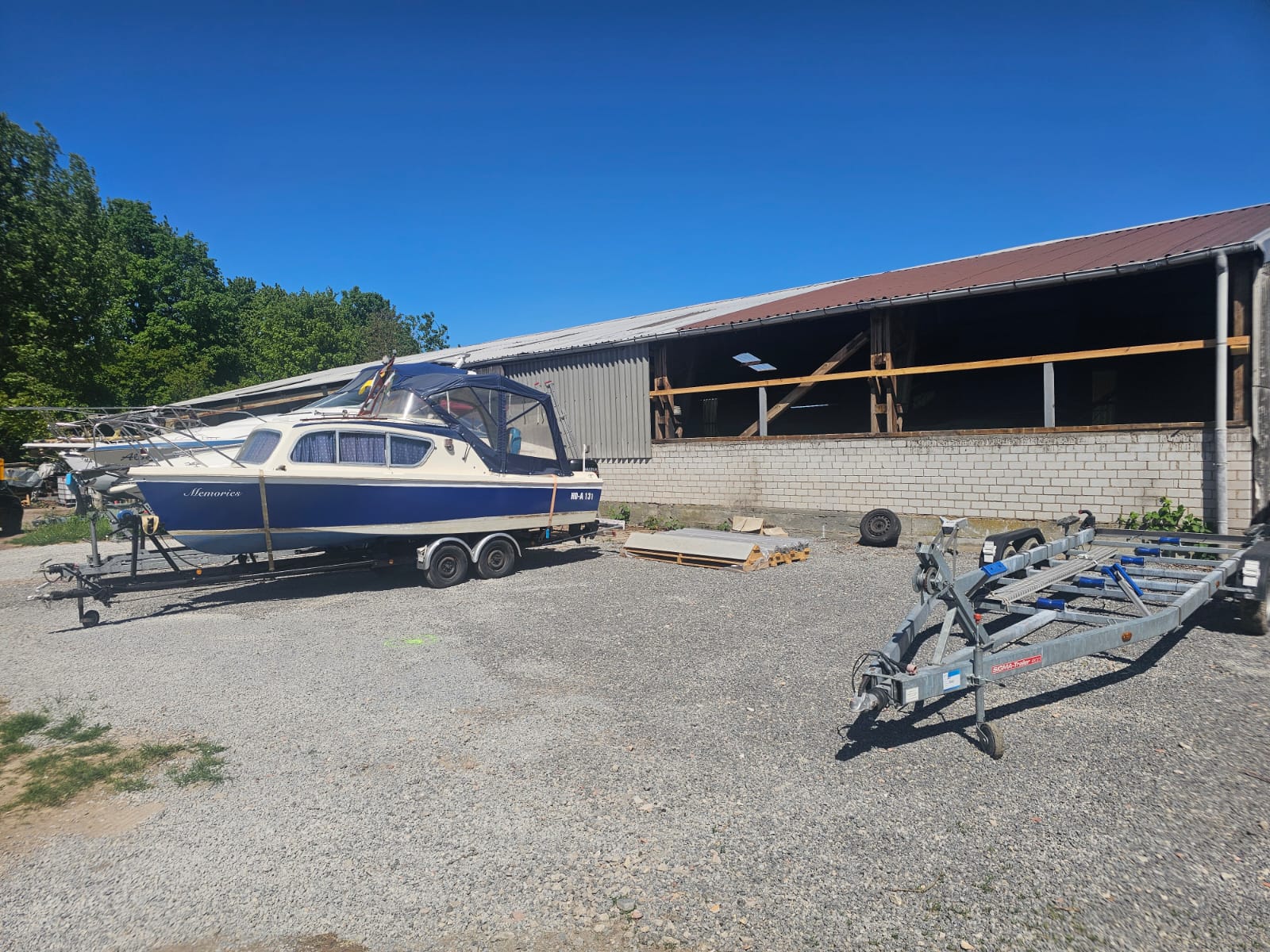 Boot und Trailer auf dem Gelände
