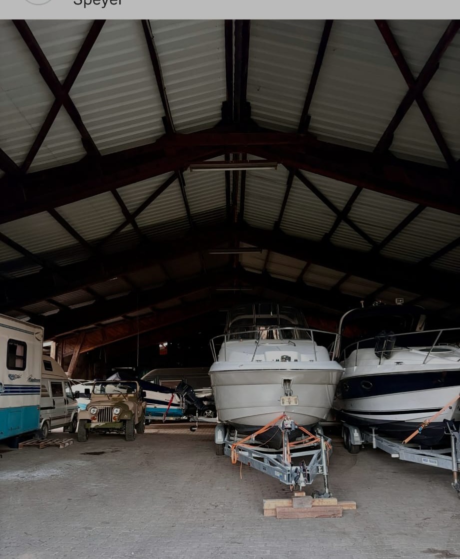 Boote in der Halle von Carolus Boat Storage